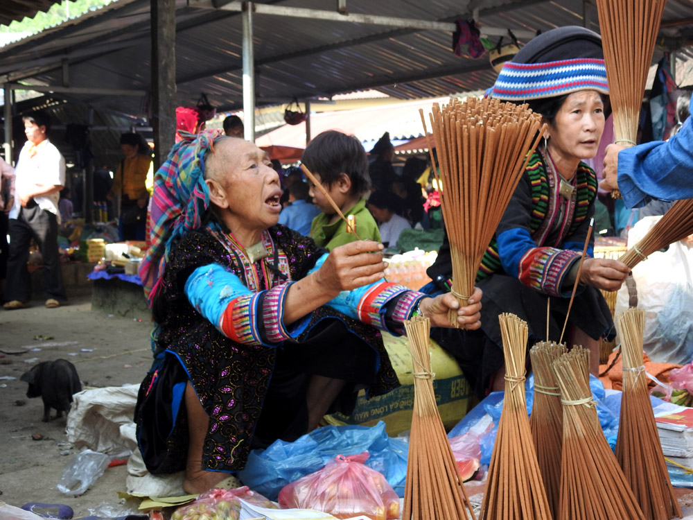 les Phu La au marché Lung Khau Phin, Ha Giang les Phu La au marché Lung Khau Phin, Ha Giang