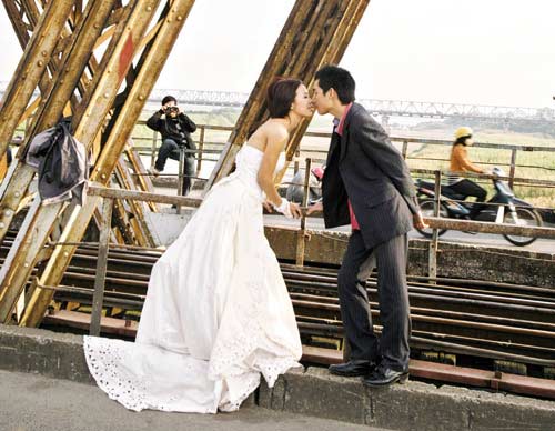 Wedding photo on Long Bien Bridge Long Bien Bridge