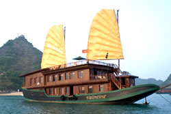 Valentine Cruise Junk Halong Bay, Vietnam Valentine Cruise Junk Halong Bay, Vietnam